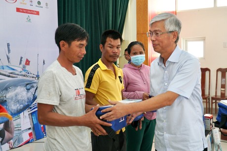 vo va hoan trao bo qua tang cho ngu dan can gio 4890