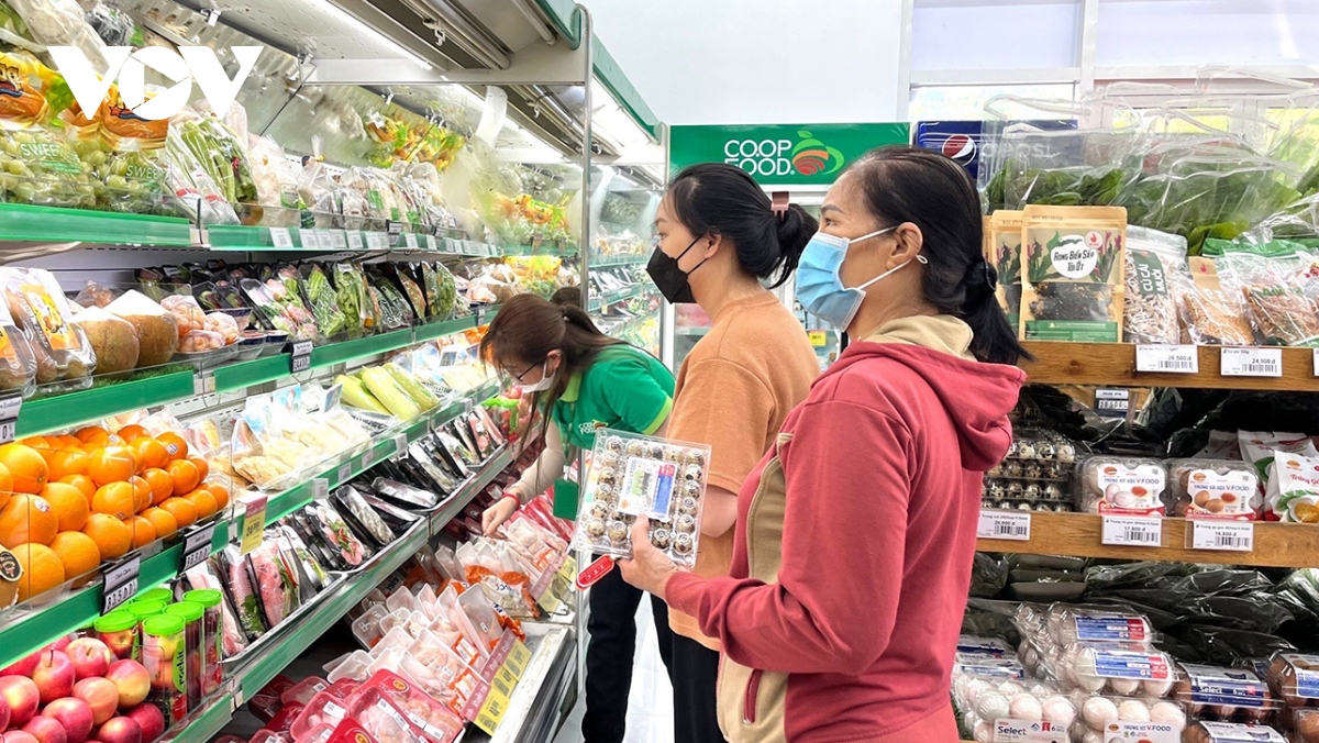 nguoi tieu dung chon mua hang binh on o sieu thi co.op mart anh le hang