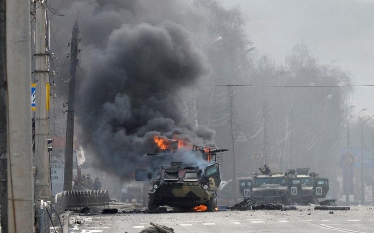 chien su Nga Ukraine xe quan su chay o Ukraine africanews