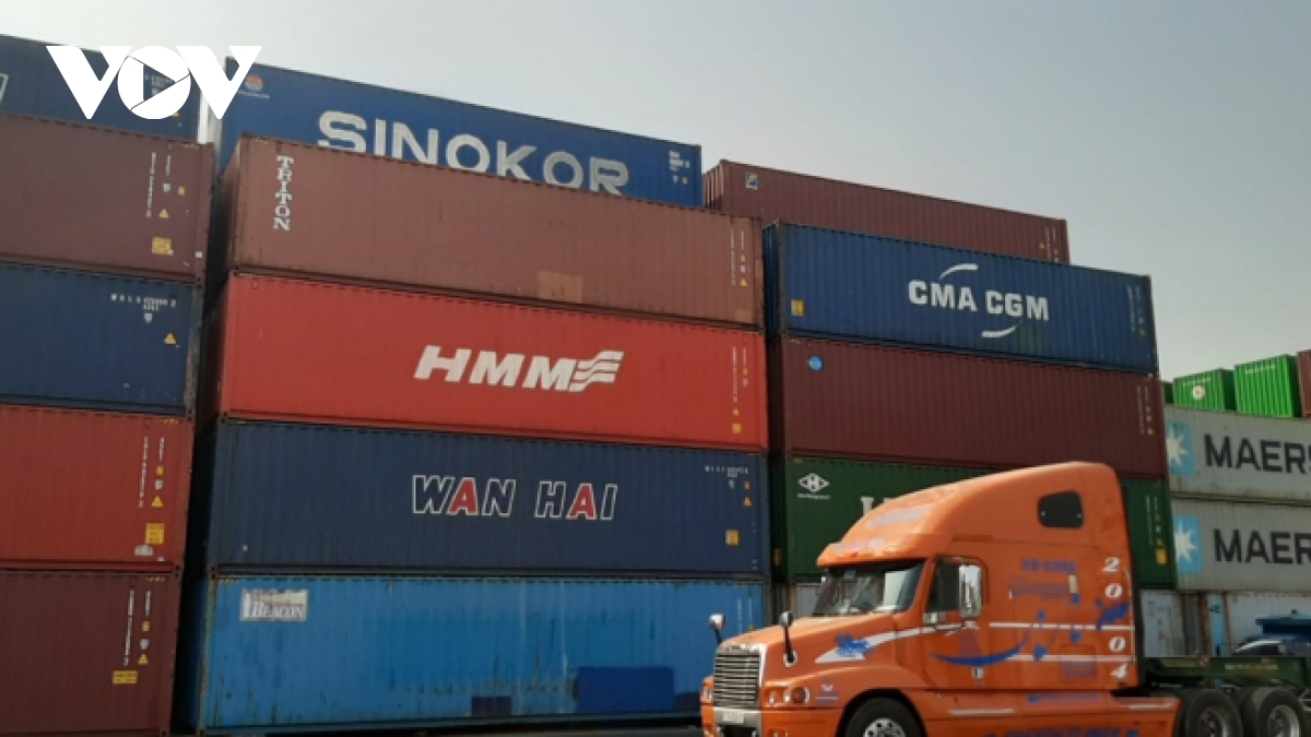 container hang hoa dang o cang cho doanh nghiep logistics bo do