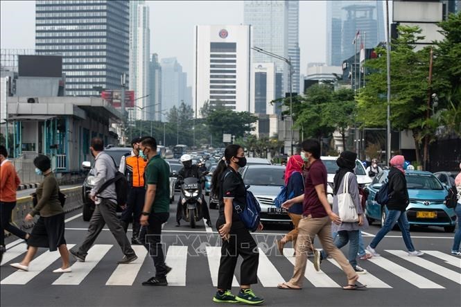 covid 19 indonesia keo dai lenh phong toa tai ba thanh pho lon