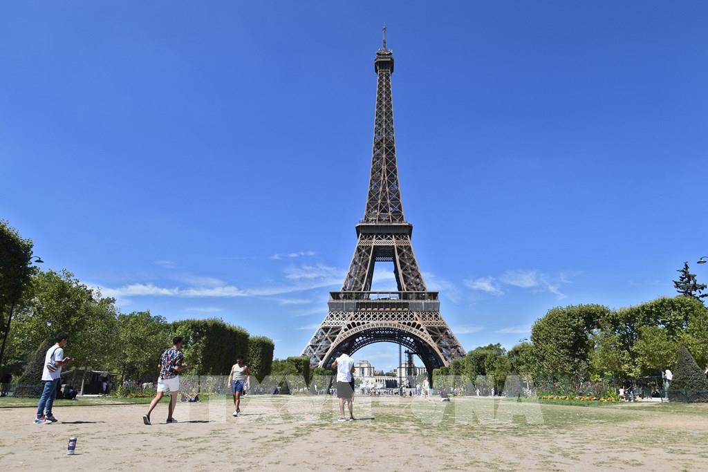phap giam thoi gian chieu sang thap eiffel de tiet kiem nang luong