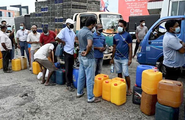 Nguoi dan xep hang mua dau diesel tai mot cua hang xang dau o Sri Lanka