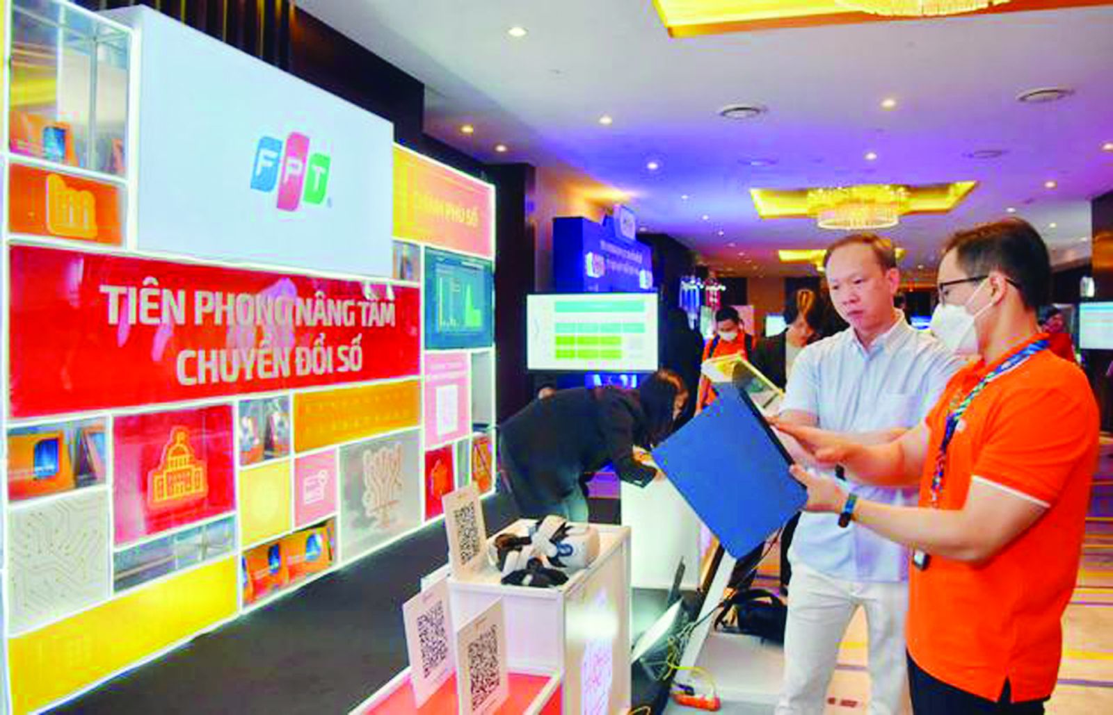 FPT gii thie.u he. sinh thai chuyen oi so o.t pha ta.i DX Summit 2022
