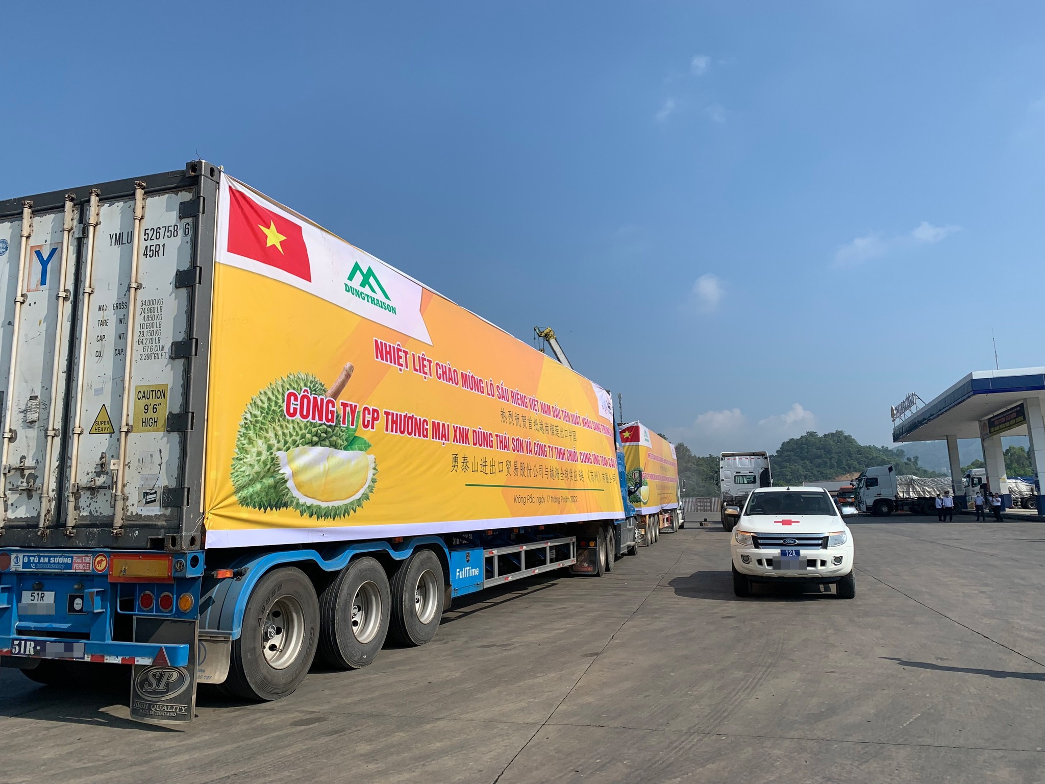xe y te phun khu khuan cho cac container truoc khi di chuyen sang cua khau trung quoc anh phan hau