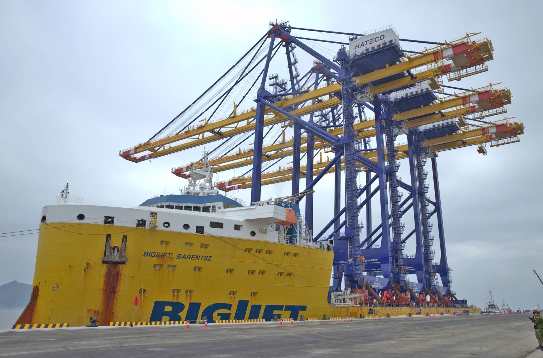 boc xep hang hoa tai cang container quoc te hateco hai phong. anh hoang hanh