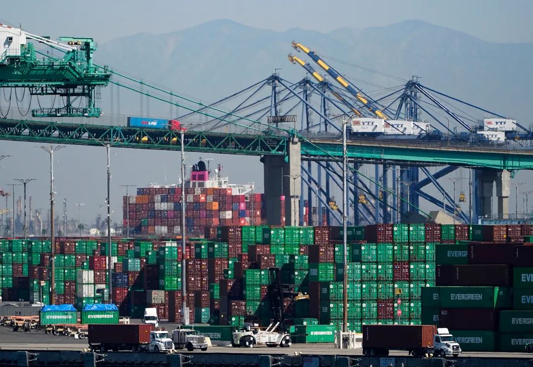Container tap ket o cang Los Angeles