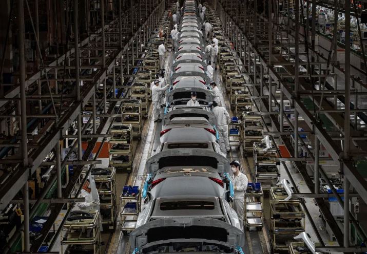 Cong nhan lam viec o nha may lap rap o to cua lien doanh Dongfeng Honda