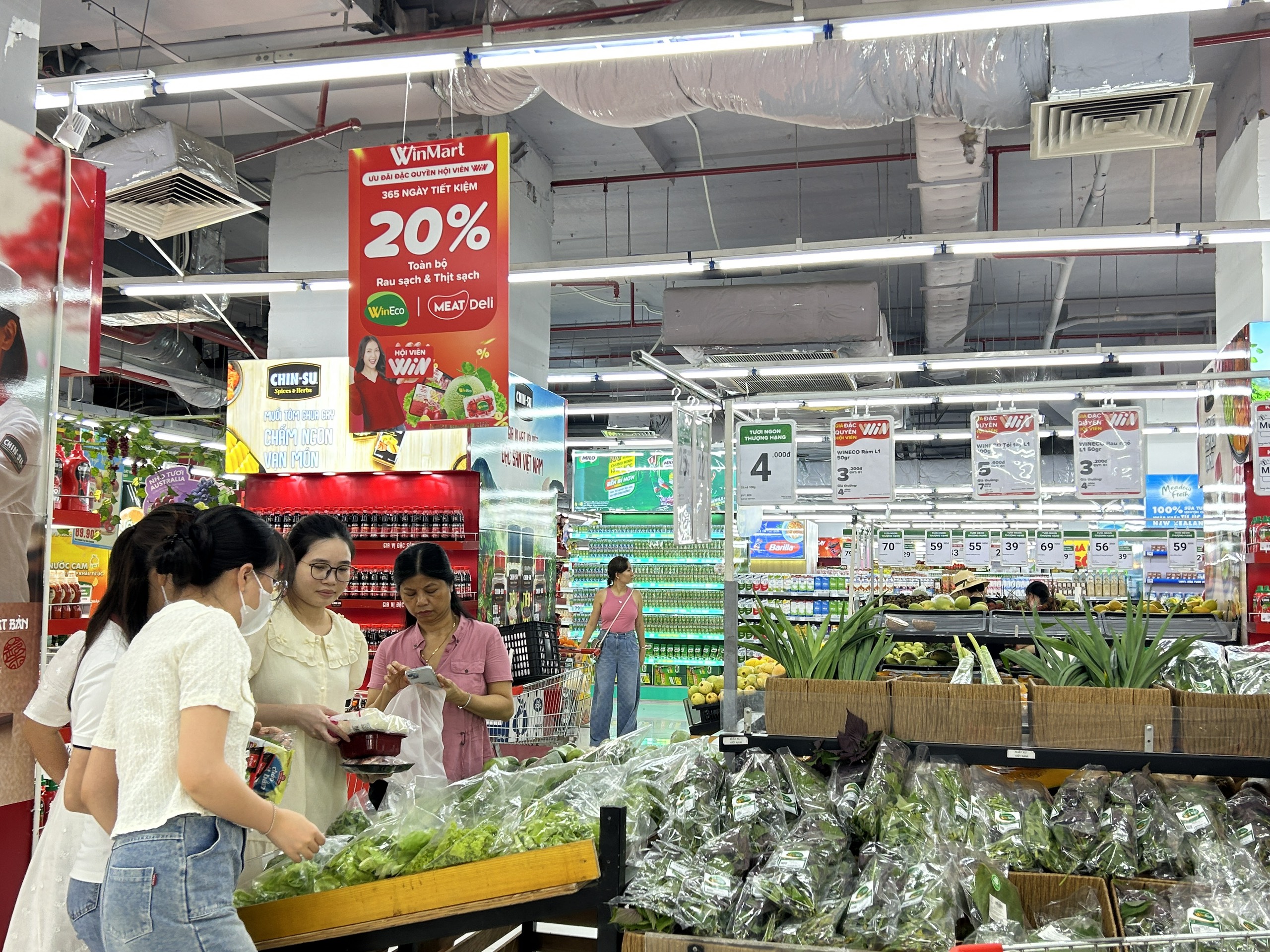 khach hang mua sam tai sieu thi winmart 173375534401084631036