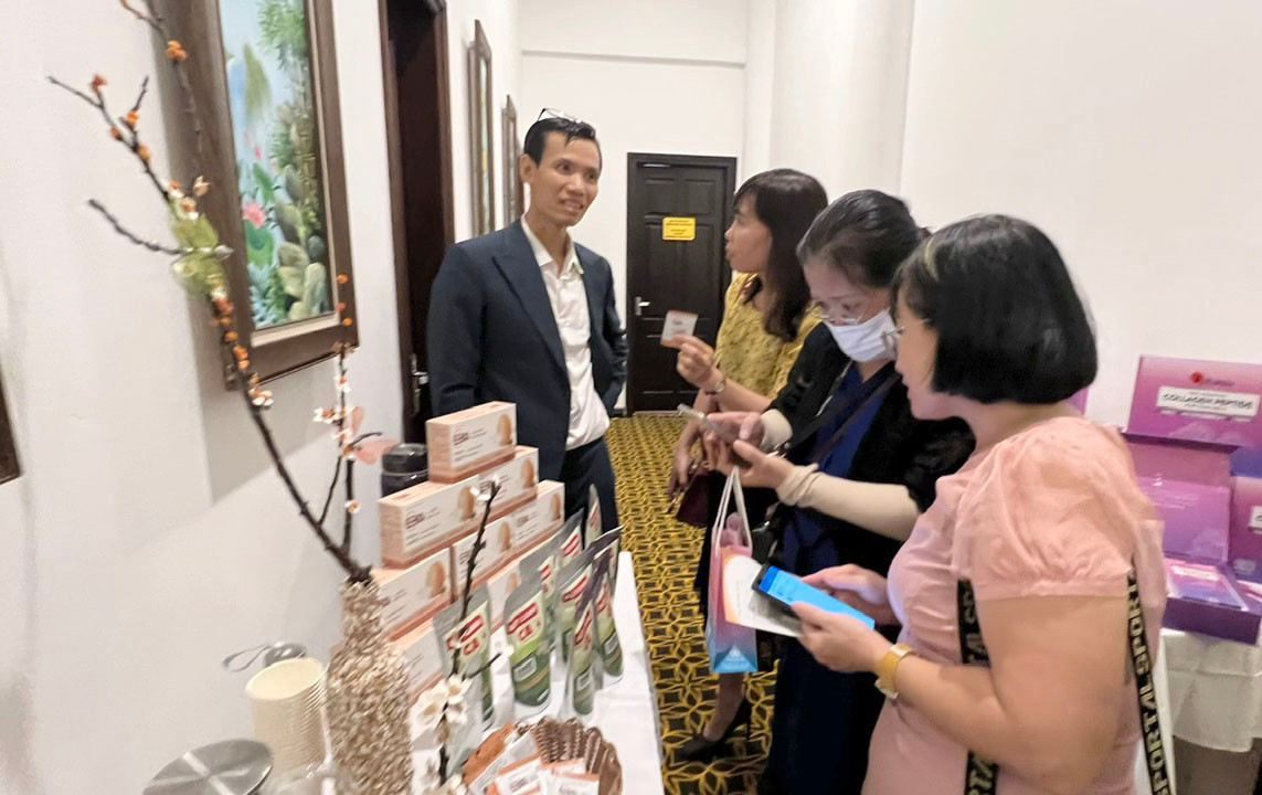 cac doanh nghiep va doi tac trao doi ve san pham halal dung cho xuat khau. anh ha thu