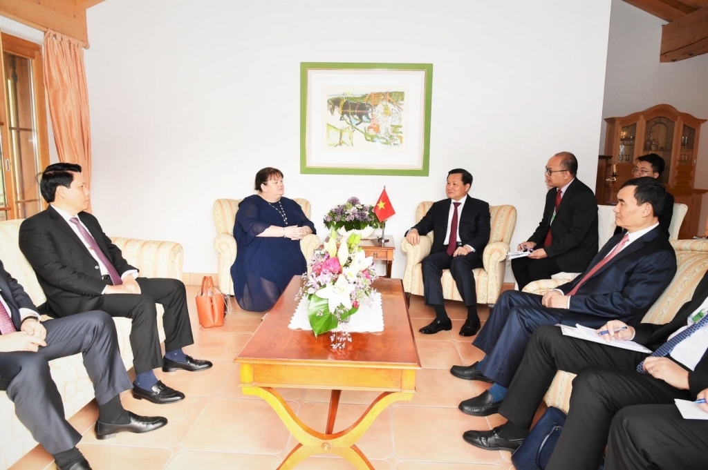 2931 31.HSBC DPM Le Minh Khai meeting at Davos