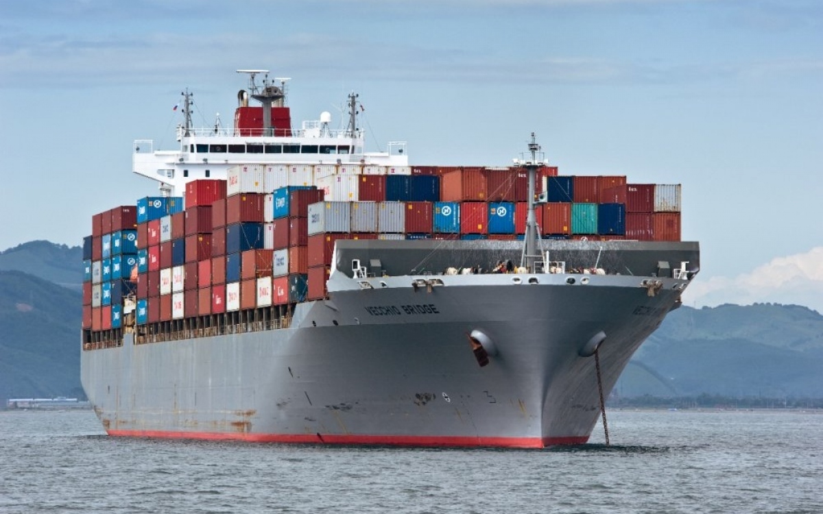 tau bien tau container thuong nai hang hoa shutterstock