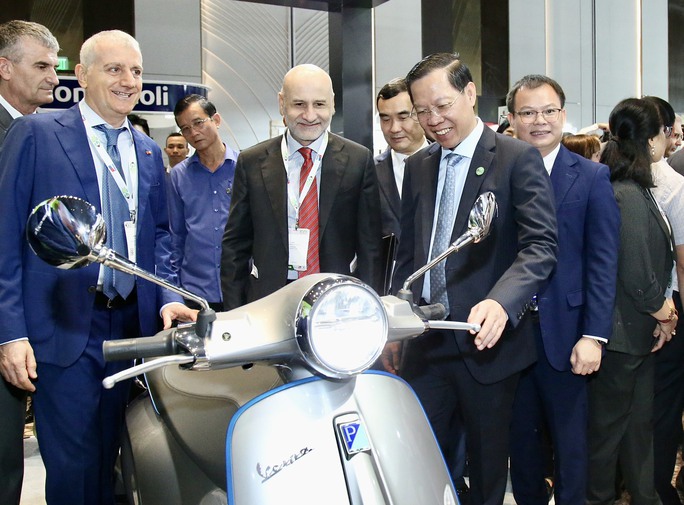 Chủ tịch UBND TP HCM Phan Văn Mãi tham quan gian hàng tại Diễn đàn và Triển lãm Kinh tế xanh năm 2022