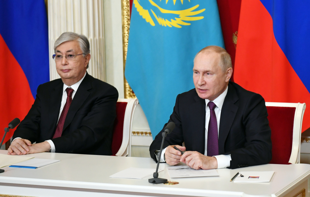 Tổng thống Nga Vladimir Putin và Tổng thống Kazakhstan Kassym Jomart Tokayev tại cuộc gặp vào ngày 28 11
